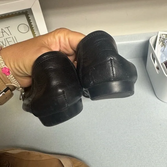 Tory Burch Black and Tan Leather Flats with Logo Medallion - Picture 6 of 12